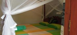 una camera da letto con un letto a baldacchino di Mandara Rest a Hikkaduwa
