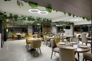 Restaurant o un lloc per menjar a Leo Suites