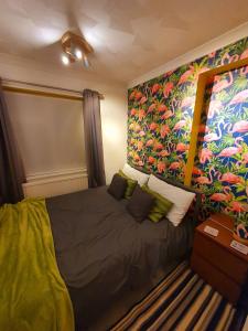 Een bed of bedden in een kamer bij 3 Bed House, Stunning Views And Free Parking