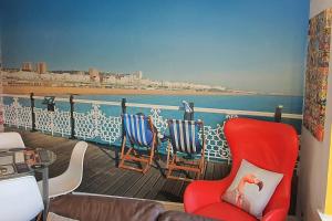 balcón con sillas y vistas al agua en 3 Bed House, Stunning Views And Free Parking, en Rottingdean