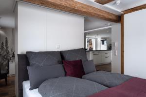a living room with a bed and a kitchen at Casa D‘Antino in Titisee-Neustadt