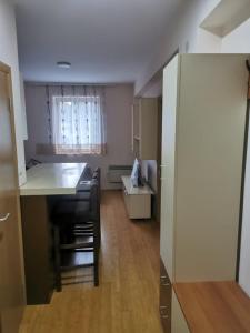 una cucina con bancone e tavolo in una stanza di Apartmani Nedeljkovic Brzece Kopaonik a Brzeće