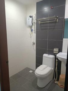 A bathroom at AMBASSADOR LABUAN VIEW HOTEL