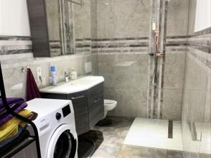 een badkamer met een wasmachine en een wastafel bij Work & Stay Troisdorf in Troisdorf