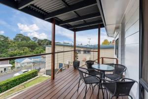 d'une terrasse avec des chaises et une table sur un balcon. dans l'établissement 25 Princes Ave Charlestown, à Charlestown