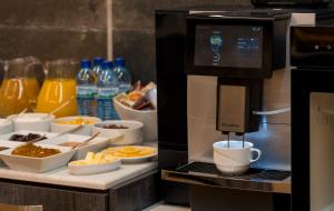 Set per la preparazione di tè e caffè presso Bridge Hotel