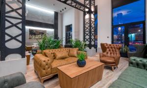 un soggiorno con un divano e due poltrone di Bridge Hotel a Tbilisi City