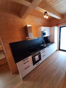 Kuchyňa alebo kuchynka v ubytovaní Alpenchalets Nassfeld
