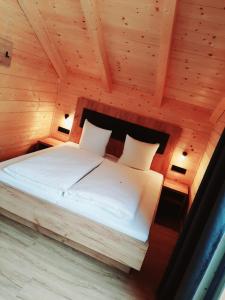 Giường trong phòng chung tại Alpenchalets Nassfeld