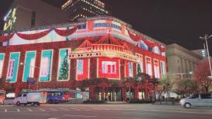 een groot gebouw met kerstverlichting bij Olive hostel W in Seoul