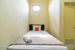 Tempat tidur dalam kamar di KoolKost @ Rawasari (Minimum Stay 30 Nights)