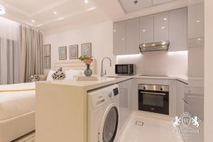 cocina con lavadora y secadora en una habitación en Westminster Burj Al Nujoom en Dubái