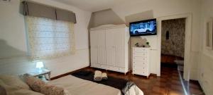A television and/or entertainment centre at Villa yasleni