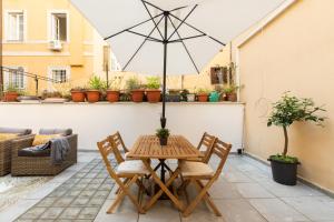 Patio alebo iná vonkajšia časť ubytovania iFlat Monti Elegant Apartment with Terrace