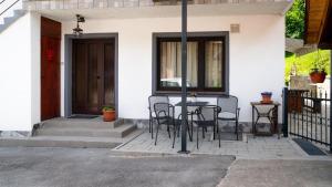 Apartment Kremžar Lokve的阳台或露台