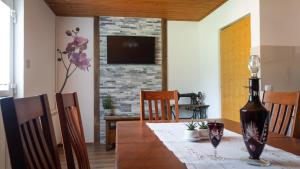 Apartment Kremžar Lokve的电视和/或娱乐中心