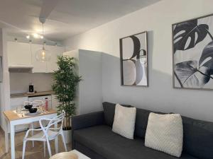 Sala de estar con sofá gris y mesa en Holyhome premium 112 en Costa Teguise
