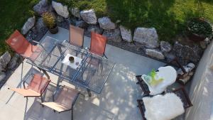 d'une terrasse avec une table et des chaises. dans l'établissement Ferienhus Klus 415, à Mellau