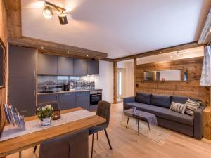 A kitchen or kitchenette at Appartement Holznest