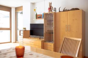 A television and/or entertainment centre at Ferienwohnung Flanuf