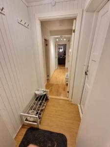 un corridoio che conduce a una camera con corridoio di Cosy Tromsø Apartment a Tromsø