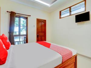 Cama ou camas em um quarto em OYO 1762 Hotel Astiti Graha Tanah Lot
