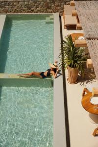 Collini Suites & Villas Mykonos veya yakınında bir havuz manzarası