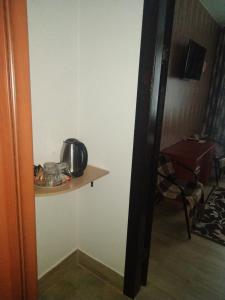 un coin d'une chambre avec une étagère sur un mur dans l'établissement Motel Chalet, à Vita-Pochtovaya