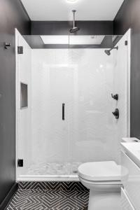 Phòng tắm tại Marvelous Midtown Manor In Piedmont Park