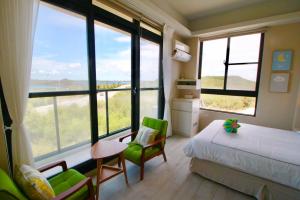 Postel nebo postele na pokoji v ubytování 嵵裡仙人掌海景民宿Ocean view room