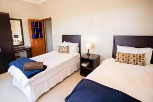 two beds in a hotel room with two beds sidx sidx sidx at Sorgenvrei in Dullstroom