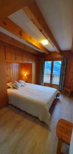 ein Schlafzimmer mit einem großen weißen Bett in einem Zimmer in der Unterkunft Mont Bijou MOUNTAIN & QUIET chalet 10 pers by Alpvision Résidences in Veysonnaz