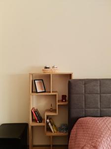 um quarto com uma cama e uma estante de livros em Lovely one bedroom studio in Tirana em Tirana