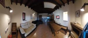 Villanueva del Duque的住宿－Casa Rural del GUARDAGUJAS，客厅配有沙发和桌子
