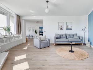 uma sala de estar com um sofá e uma mesa em limehome Wolfsburg Porschestraße em Wolfsburg