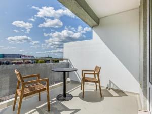 a balcony with two chairs and a table at Limehome Wolfsburg Porschestraße in Wolfsburg