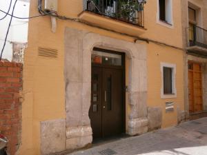 an entrance to a building with a brown door at JUNTO AL PILAR in Zaragoza