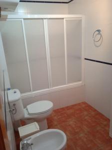 a bathroom with a toilet and a sink at Apartamento Cerca de la Playa con wifi in San José