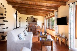 a living room with a couch and a table at Home2Book Las Mimbreras in Agulo