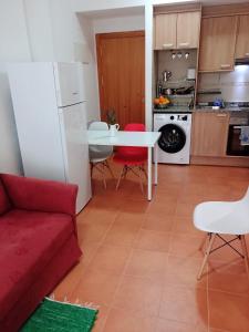 sala de estar con sofá rojo y mesa blanca en Apartamento en puerta valle Ricote y Archena en Villanueva de Río Segura