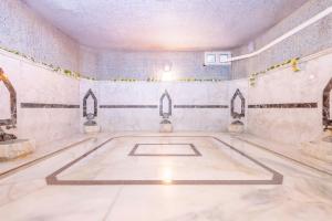 A bathroom at Armas Kaplan Paradise