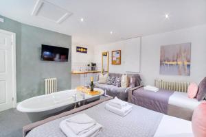 un soggiorno con vasca e divano di Converted Luxury Stables a Haxby