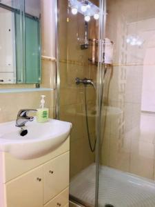 un baño con ducha y lavabo en Beautiful apartment with amazing Sea view, en Nerja