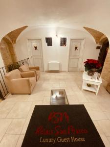 een woonkamer met een bank en een tapijt bij RELAIS SAN MARCO LUXURY GUEST HOUSE in Volturino