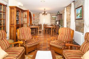 a living room with chairs and a table at Casa Ravel in Silleda