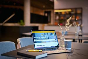 um computador portátil sentado em cima de uma mesa em Staycity Aparthotels Dublin Mark Street em Dublin