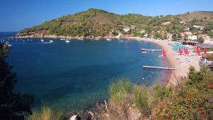 Ein Strand mit einem Haufen Boote im Wasser in der Unterkunft Sant'Anna del Volterraio - I Lecci in Portoferraio