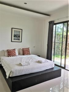 Кровать или кровати в номере Natai House