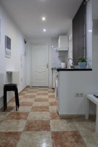 eine Küche mit einer Theke und einer weißen Tür in der Unterkunft Estudio Malagueño Centro 1ºA in Málaga