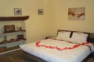 a bedroom with a bed with a heart made out of roses at Apartment Thomas in Vipava